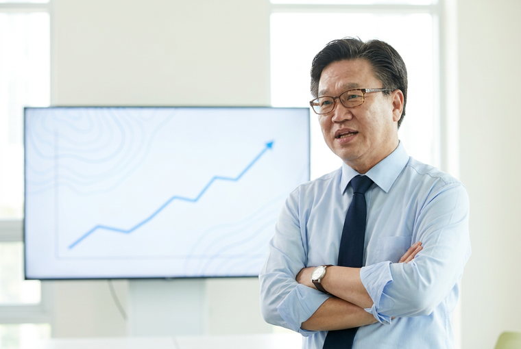 학습 모임을 진행하는 모습
